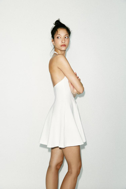 ZARA КОРОТКОЕ ПЛАТЬЕ С ГОРЛОВИНОЙ ХАЛТЕР И ЮБКОЙ ГОДЕ, БЕЛЫЙ