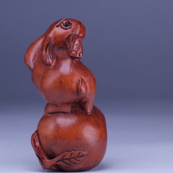 Нэцкэ Кролик с трубкой на шаре