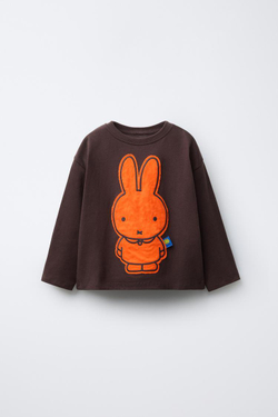 ZARA ФУТБОЛКА С ВЕЛЬВЕТОВОЙ НАШИВКОЙ MIFFY™ MERCIS BV ©, ШОКОЛАДНЫЙ