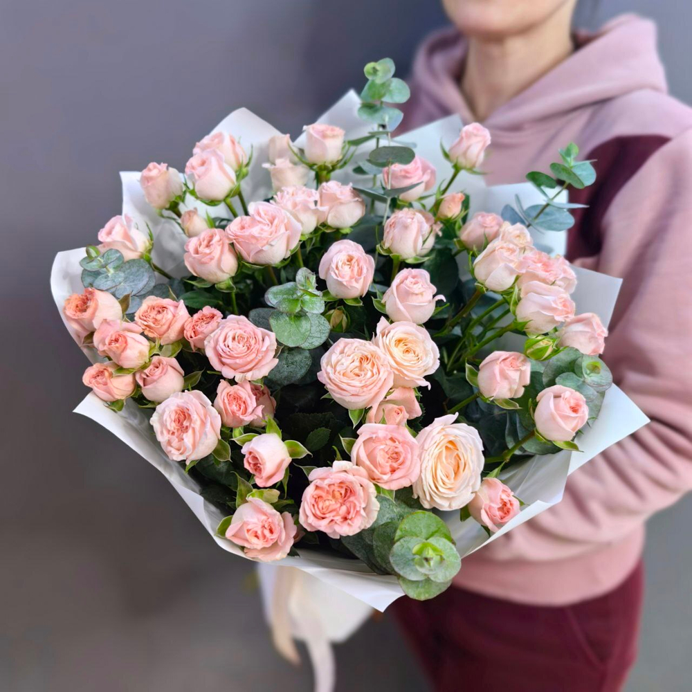 Букет из 7 кустовых пионовидных роз сорта "Bombastic" с эвкалиптом