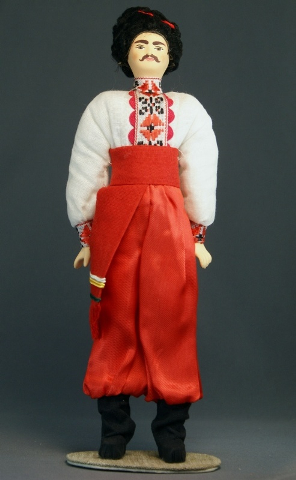 Кукла коллекционная фарфоровая в Украинском мужском костюме К.19-н. 20 в.