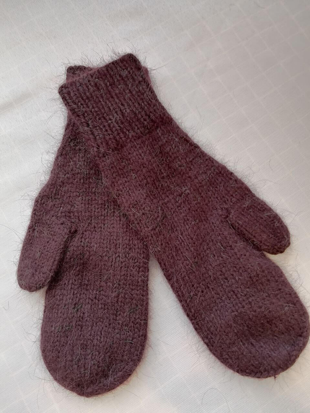 Варежки вязанные, женские.