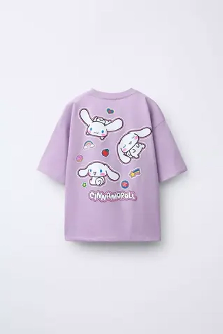 ZARA ФУТБОЛКА С ПРИНТОМ CINNAMOROLL © SANRIO, ЦВЕТ МАЛЬВЫ