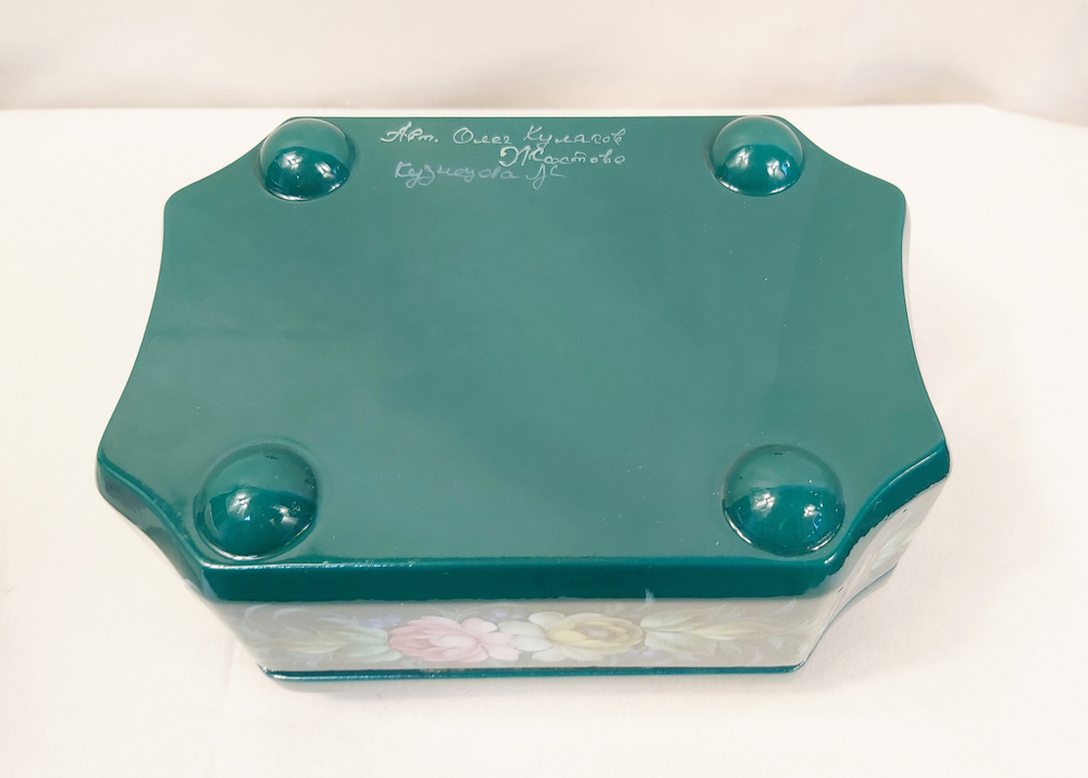 Шкатулка "Цветы на зеленом" с жостовской росписью