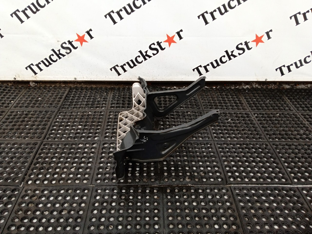 Подножка правая