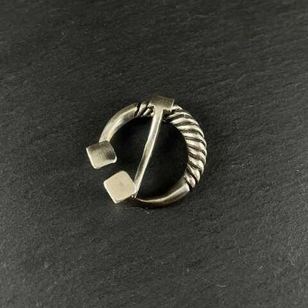 Фибула. Новгород 10-11 в. (серебро)