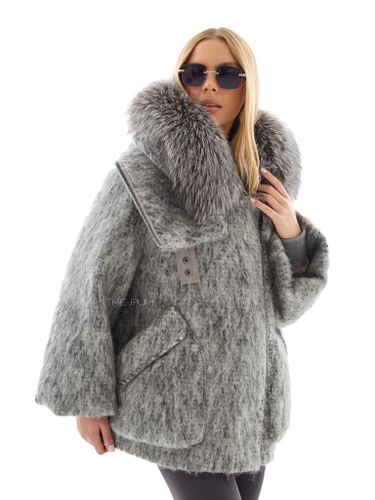 Серый пуховик из шерсти с капюшоном и мехом лисы