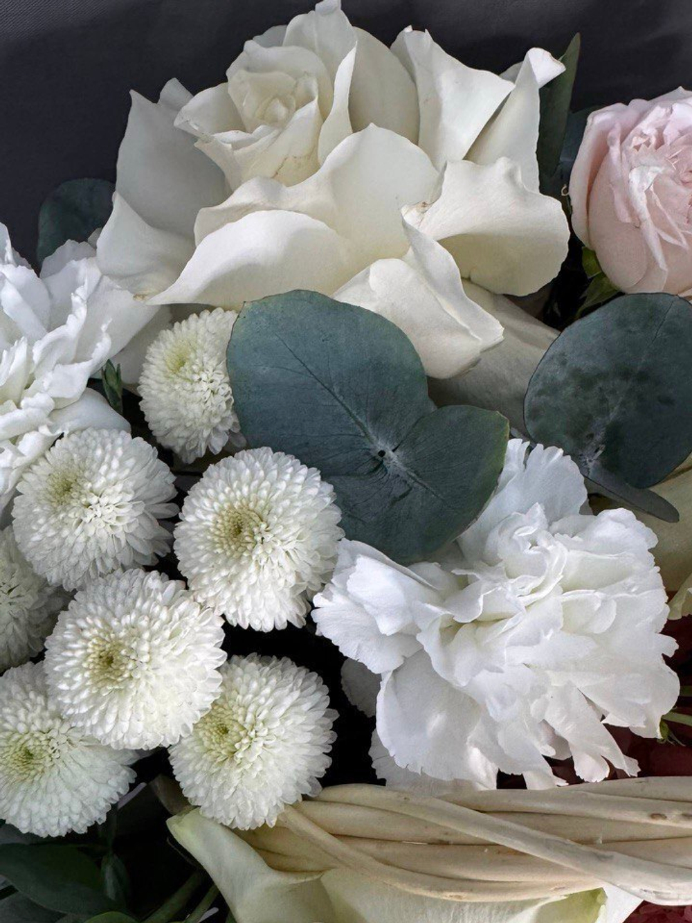 Авторская композиция в корзине в бело-розовой гамме