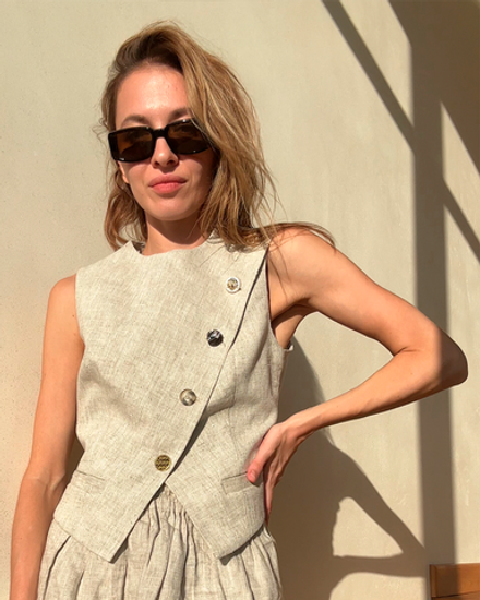 Жилет изо льна с застежкой по диагонали