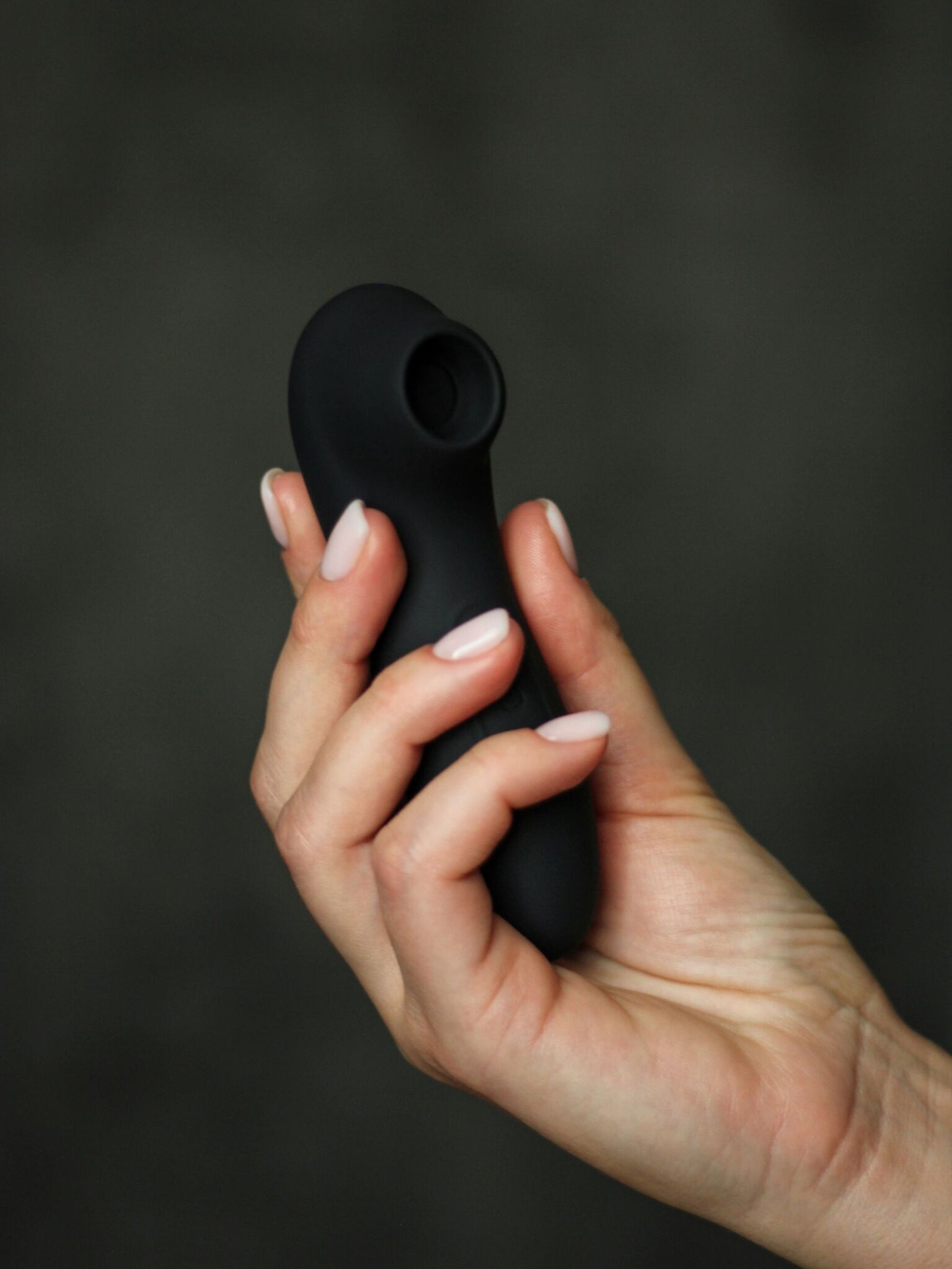 Черный вакуумный стимулятор клитора Curvy (Цвет: черный)