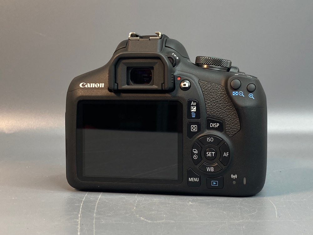 Canon EOS 2000D Body Не включается.