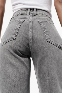 ZARA ДЖИНСЫ TRF MOM FIT HIGH WAIST, СВЕТЛО-СЕРЫЙ