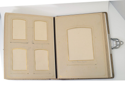 Фотоальбом. Австрия. 1890-х гг. Кожа, картон, золочение, латунь. Размер: 23 × 30 см.