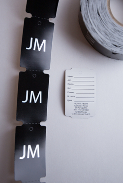 Печать серебряным цветом на черных бирках 30*50,8. от 500 шт