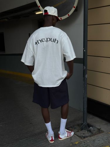 Белая футболка с необработанными краями и лого