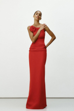 Платье макси из сатина с драпированным поясом и открытой спиной