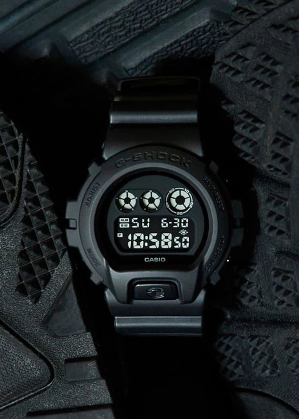 Мужские наручные часы Casio DW-6900BB-1E