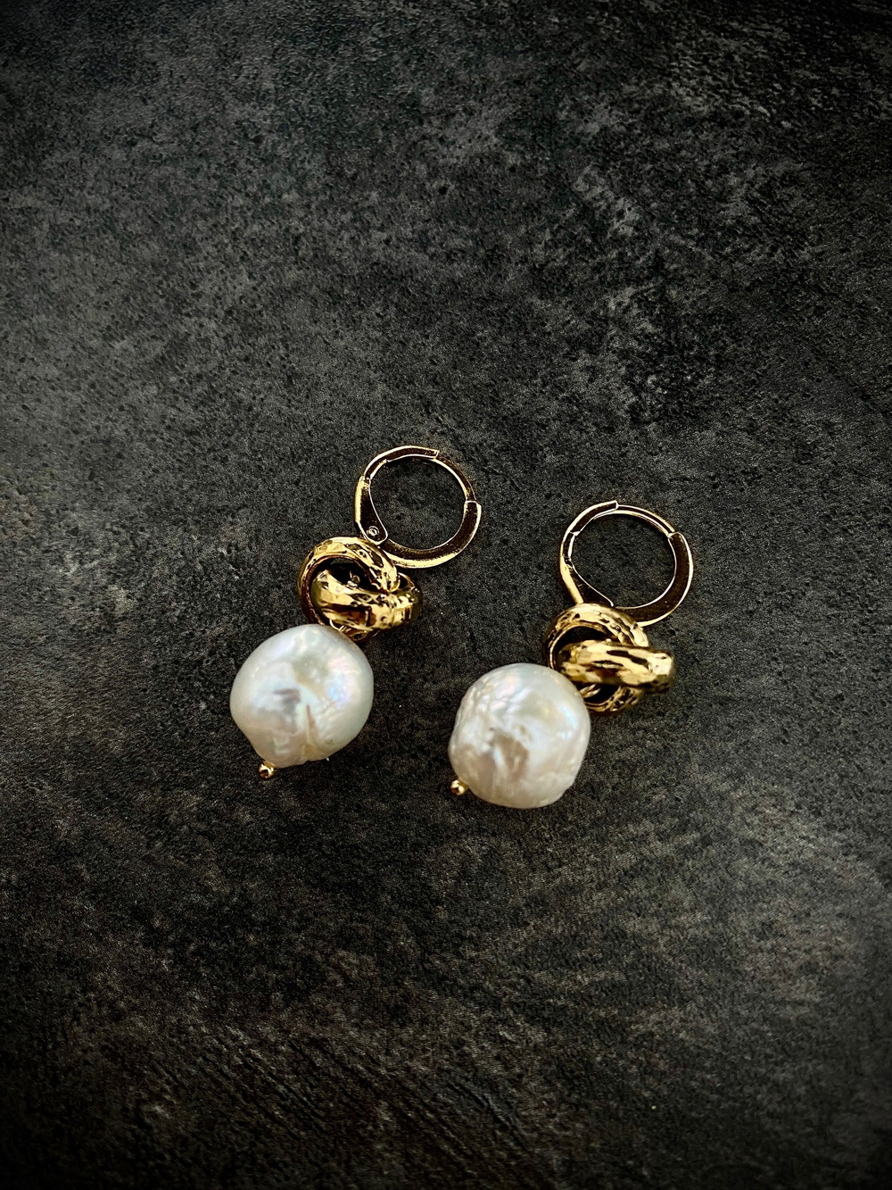 Серьги из натурального жемчуга на замке левербек, оттенок золото антик