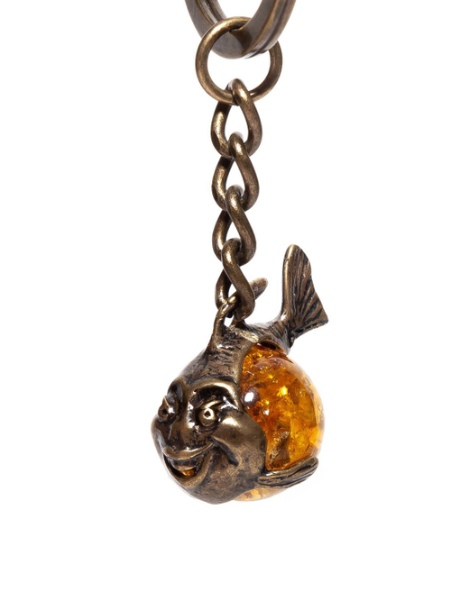 Брелок с янтарем натуральным - Веселая рыбка, диаметр камня 13 мм