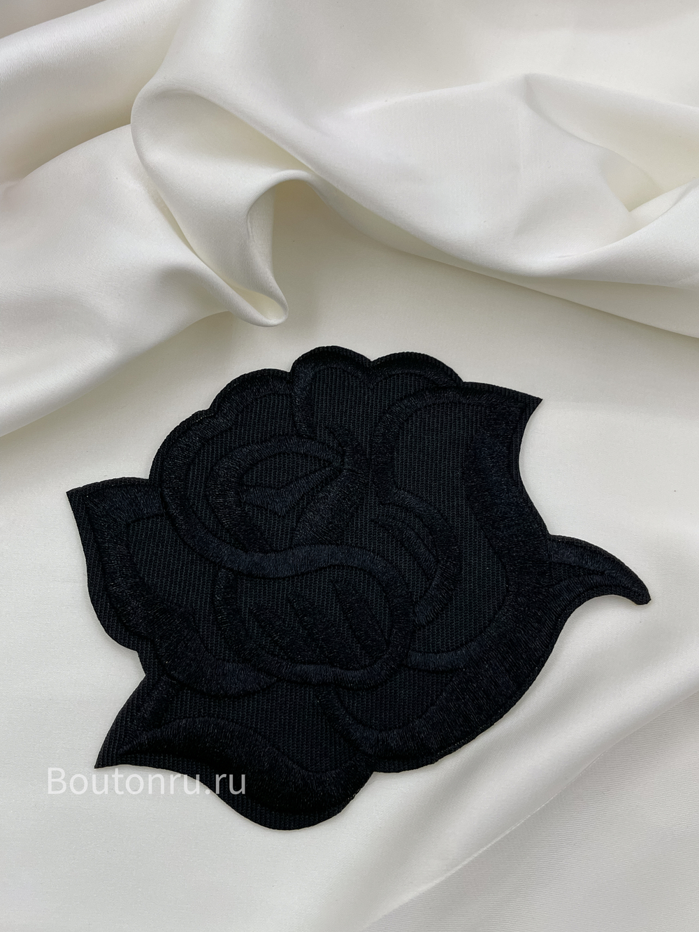 Нашивка роза черная  11,5 см