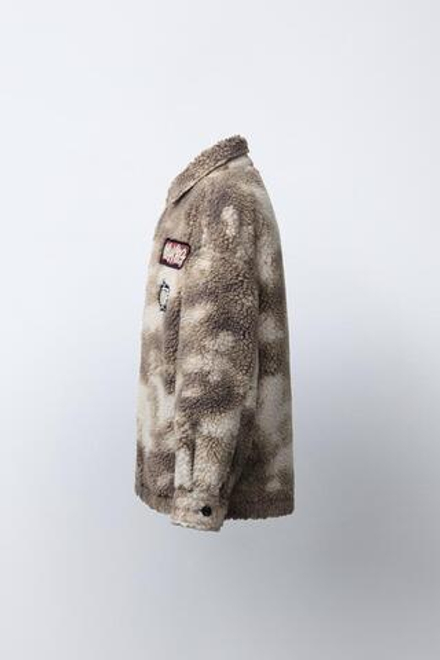 ZARA КУРТКА-РУБАШКА ИЗ ИСКУССТВЕННОЙ ОВЧИНЫ С ЗАПЛАТКАМИ В СТИЛЕ ТАЙ-ДАЙ, КОРИЧНЕВЫЙ