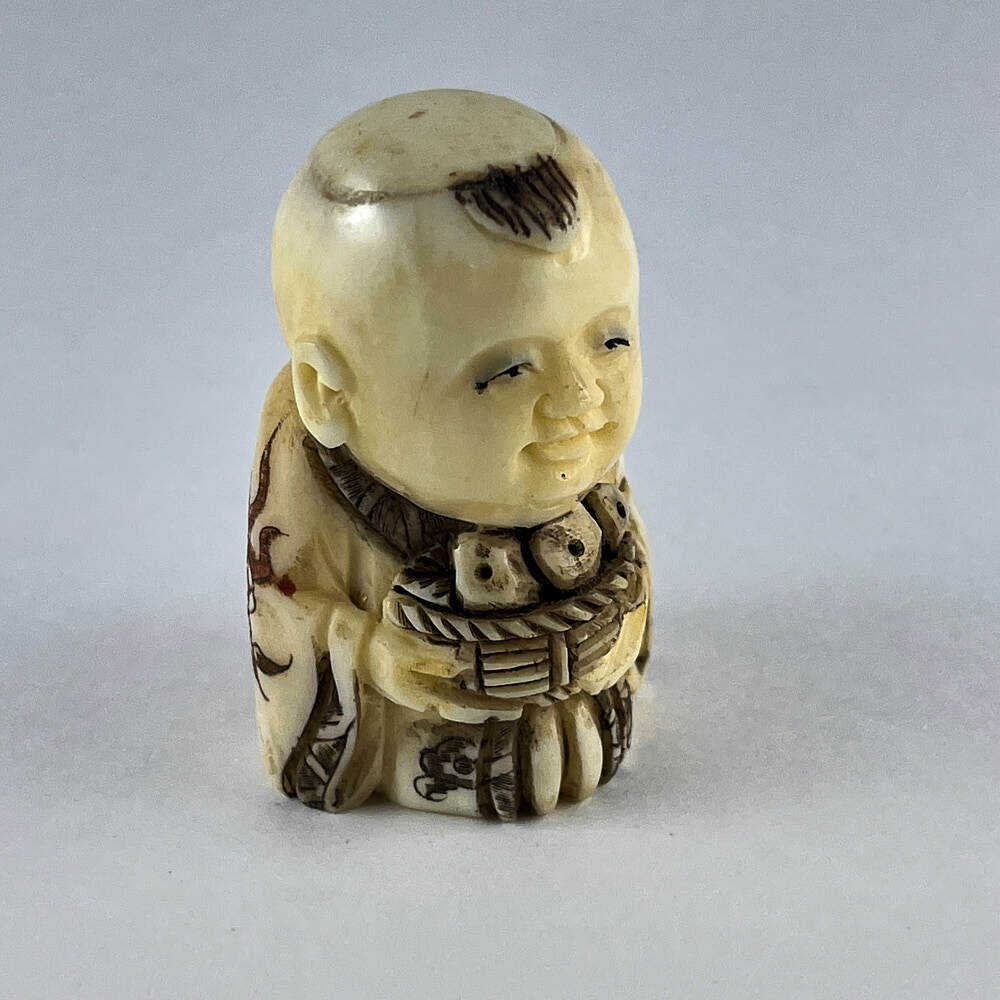 Статуэтка нэцкэ Ребенок Карако с рыбой