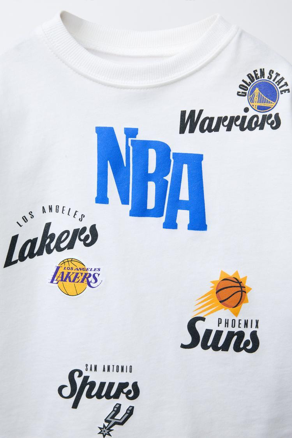 ZARA КОМПЛЕКТ ИЗ ФУТБОЛКИ И ШОРТОВ-БЕРМУДОВ С ПРИНТОМ NBA ©э, ЭКРЮ