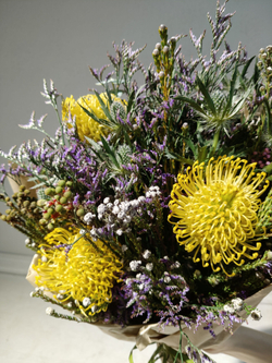 Летний солнечный букет с танацетумом и ароматными пионами Сара Бернард (С0034)