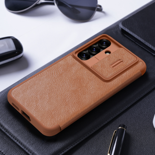 Кожаный чехол книжка коричневого цвета от Nillkin для Samsung Galaxy S25, серия Qin Pro Leather с сдвижной защитной шторкой для камеры
