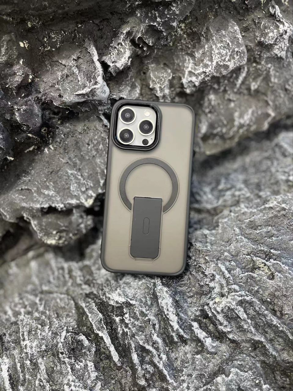 Накладка BIGC c подставкой и MagSafe для iPhone 15 Pro