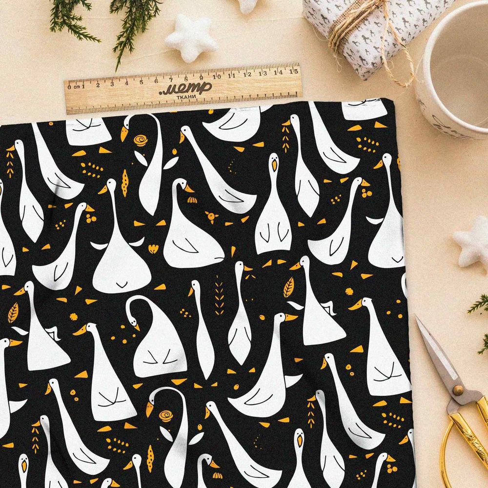 Ткань блэкаут толпа гусей на черном