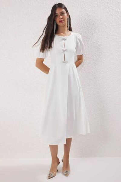 Белое трикотажное стильное платье на подкладке с бантом А-силуэта TPRSS25EL00234