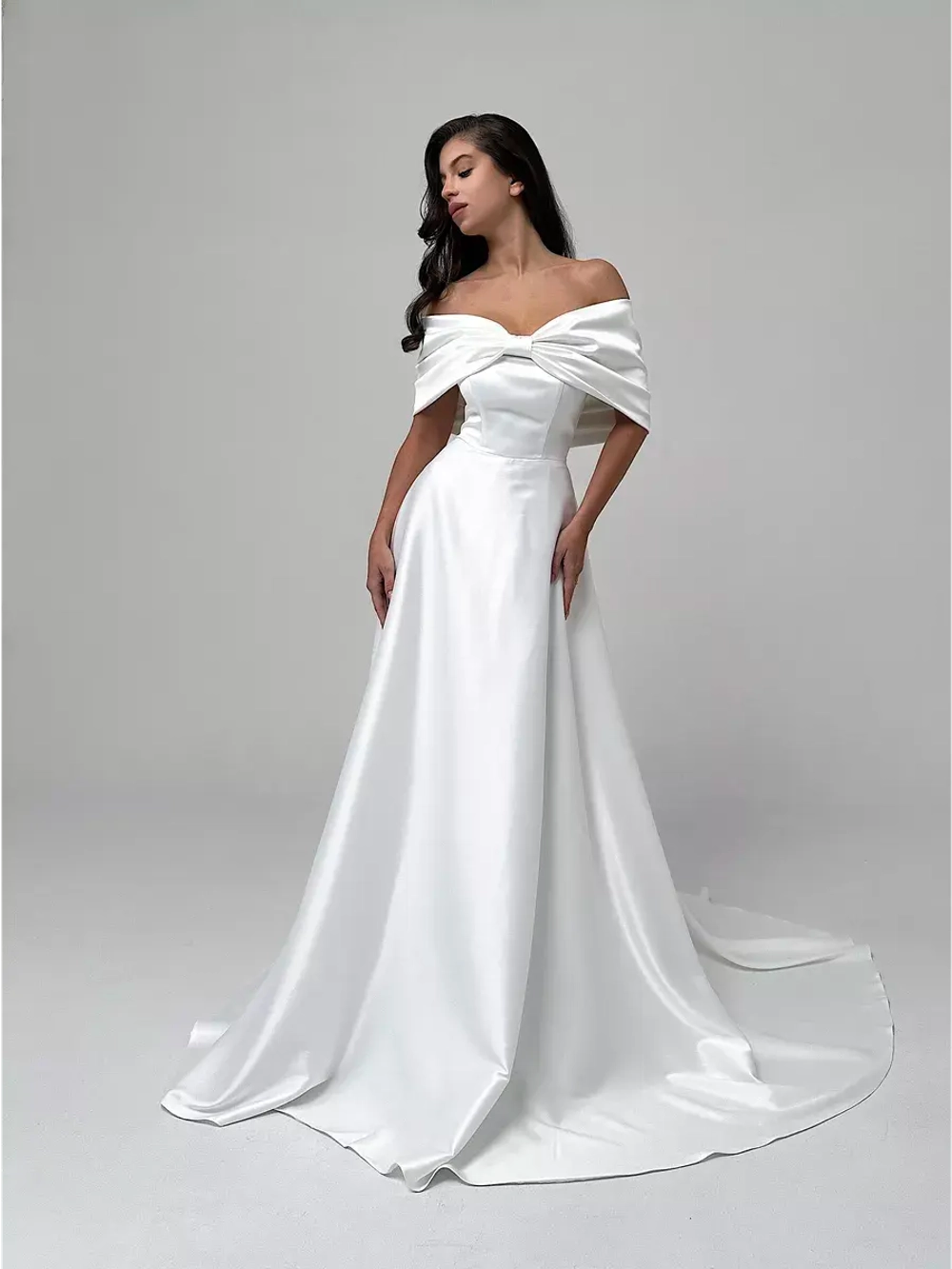 Свадебное платье с бантом и открытыми плечами