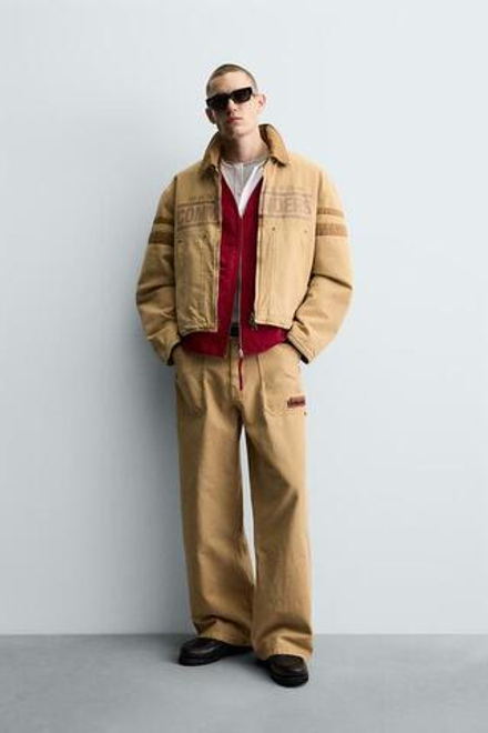 ZARA МЕШКОВАТЫЕ БРЮКИ С ВЫШИТОЙ НАШИВКОЙ NFL WASHINGTON COMMANDERS, РЫЖЕВАТО-КОРИЧНЕВЫЙ