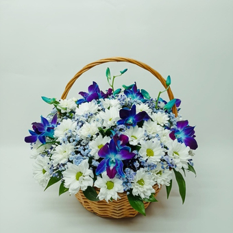 Корзина с орхидеей и хризантемой