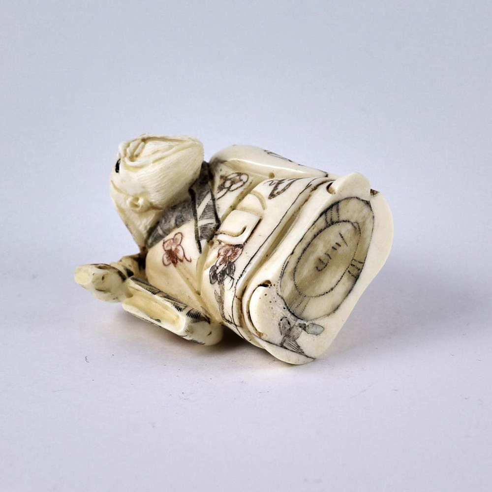 Нэцкэ Дзюродзин с корзиной рыбы через плечо