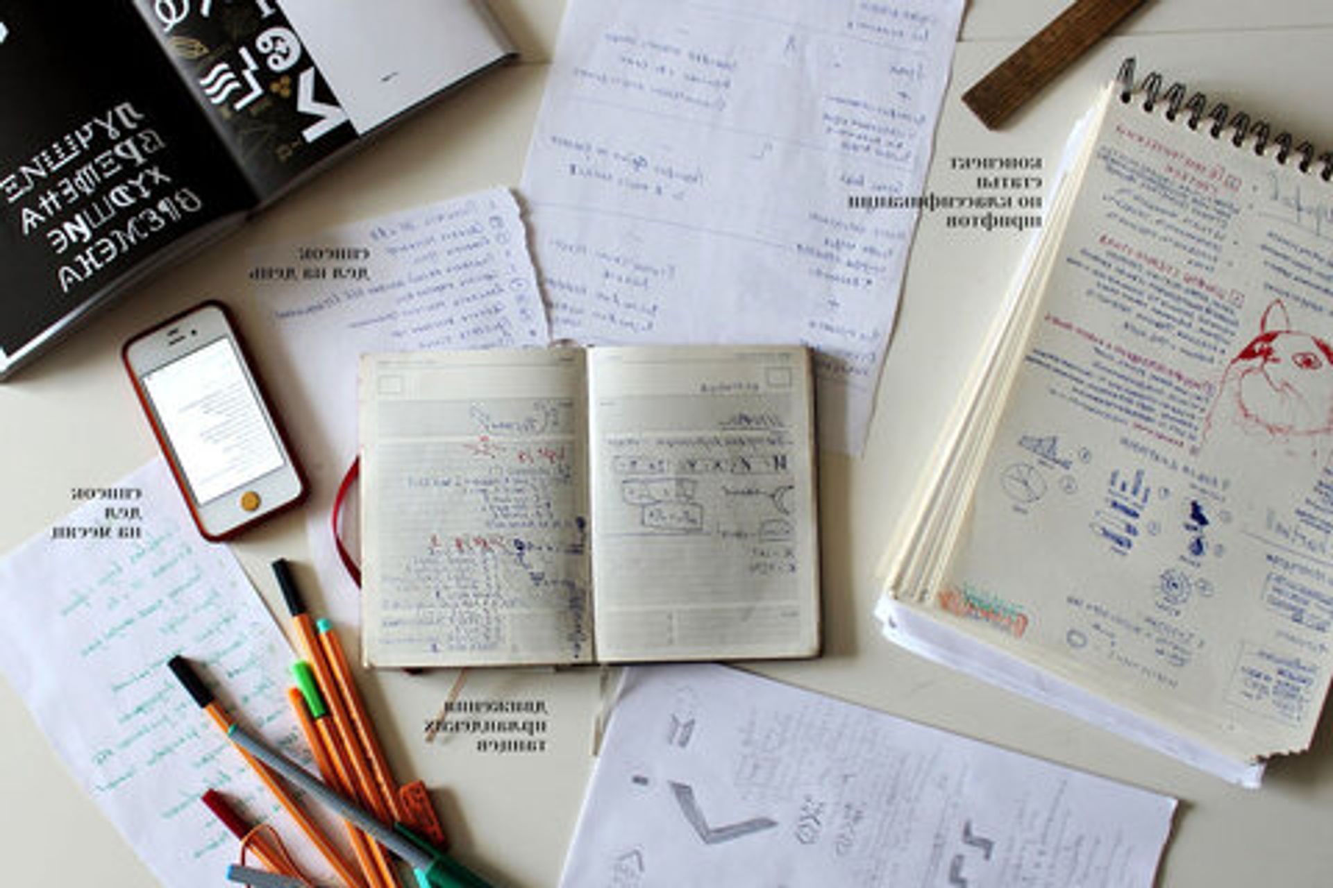 Выполнение списка дел. Блокнот в руках вид сверху. Список задач картинка. Лист с галочками. Составить план на день.