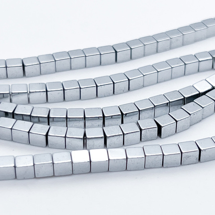 Гематит Куб бусины (имитация), цвет серебристый, размер около 4 мм, цена за отрезок 19 см (1/2 нити)
