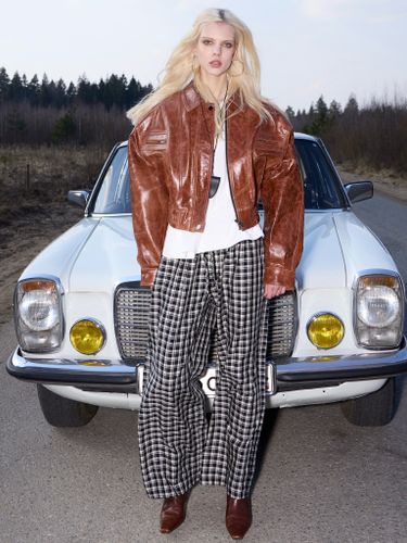 Коричневая кожаная куртка-бомбер