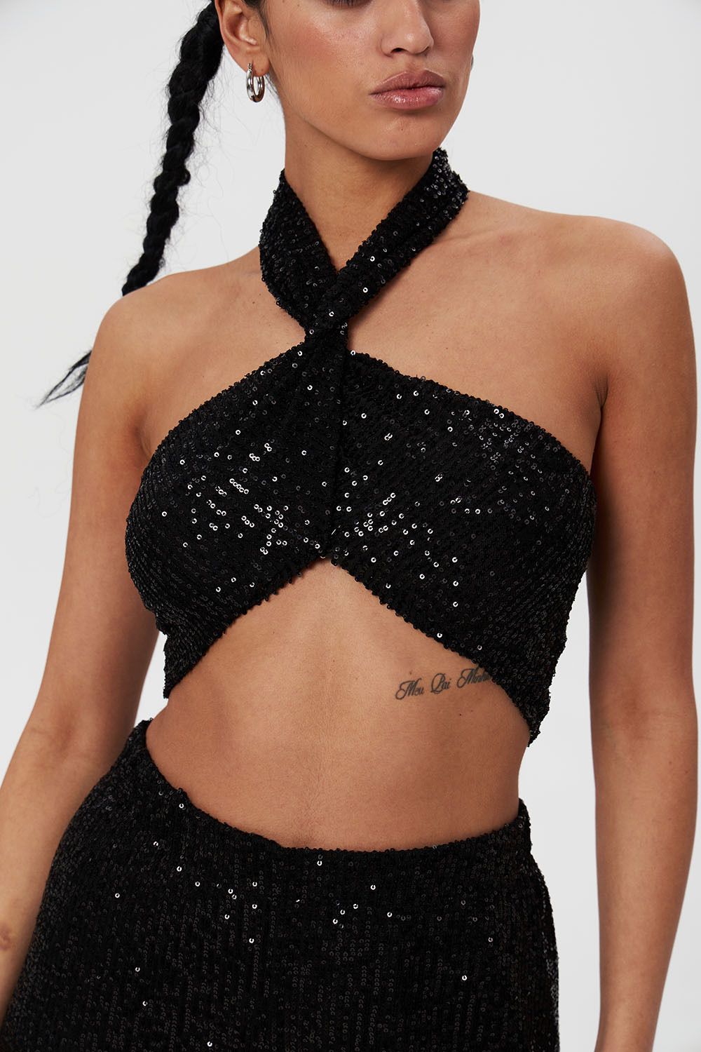 Топ из пайеток с узлом черного цвета