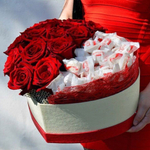 Коробка с цветами и конфетами