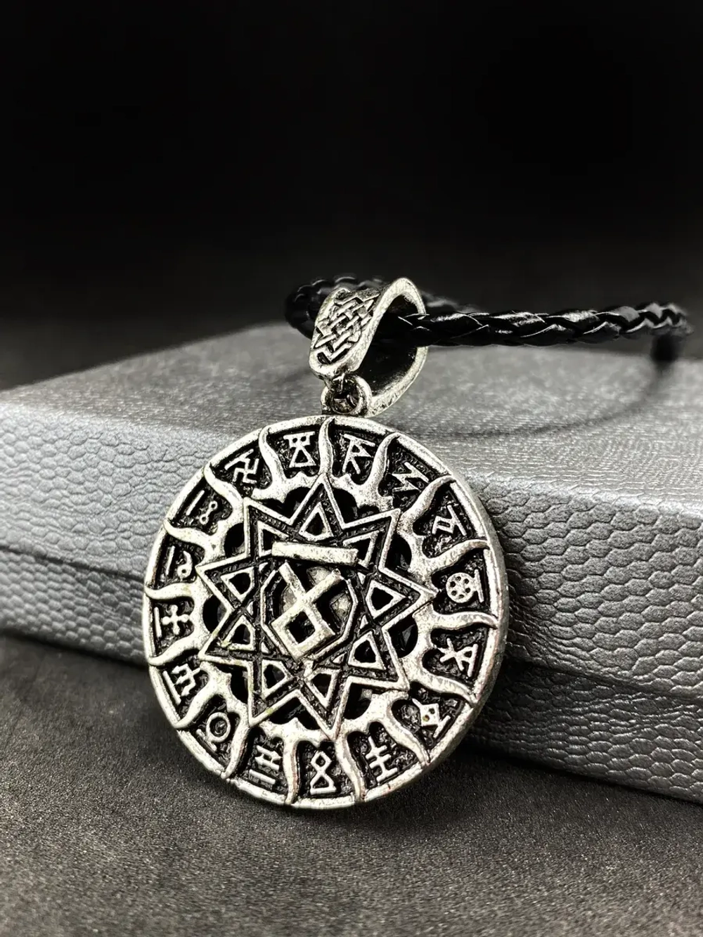 Славянская подвеска оберег Чертог Волка с рунами талисман