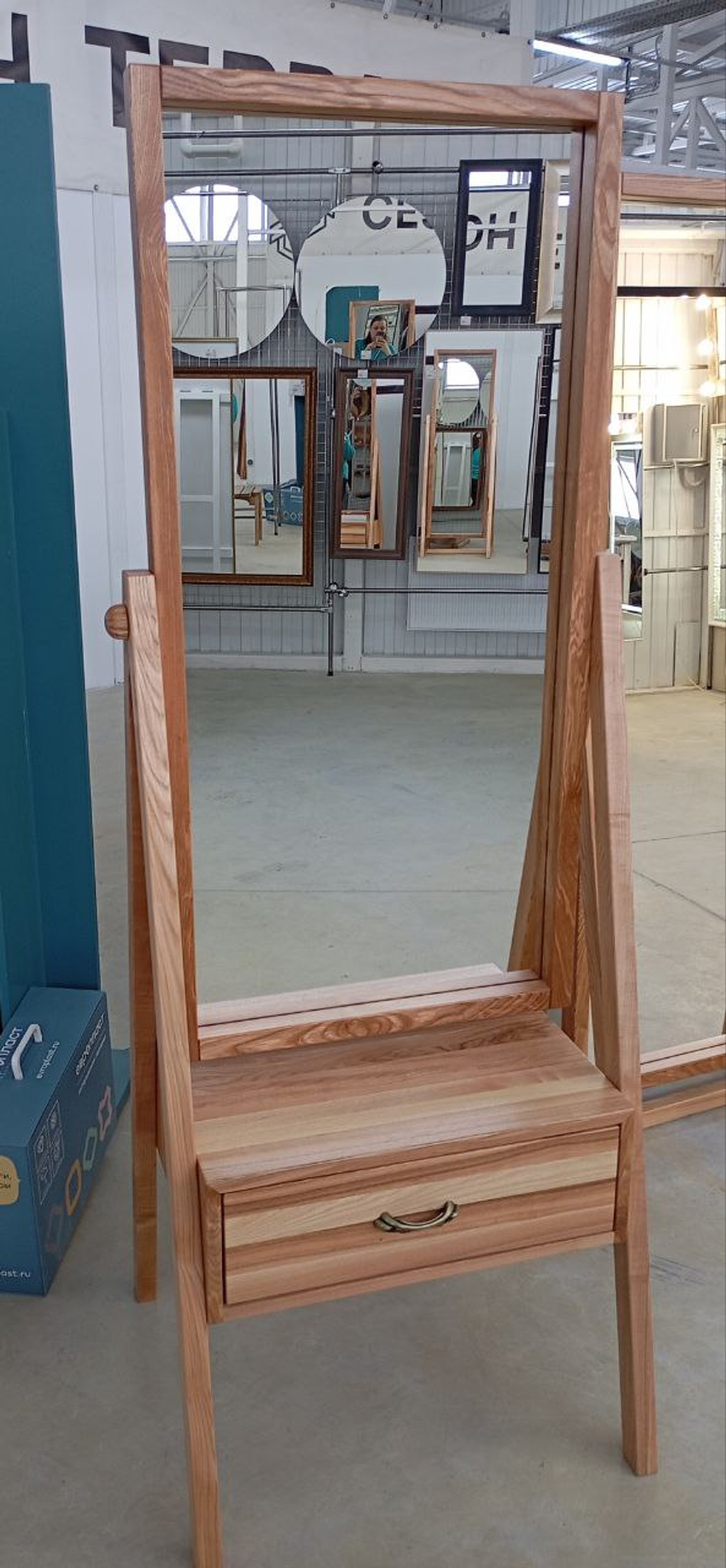 Напольное зеркало с тумбой