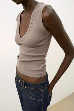 ZARA ХЛОПКОВАЯ ФУТБОЛКА С V-ОБРАЗНЫМ ВЫРЕЗОМ, СЕРОВАТО-КОРИЧНЕВЫЙ