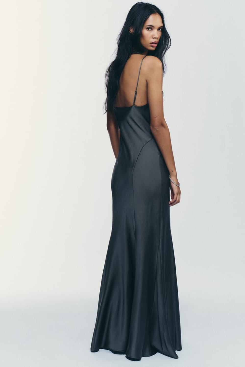 ZARA ДЛИННОЕ АТЛАСНОЕ ПЛАТЬЕ, УГОЛЬНЫЙ