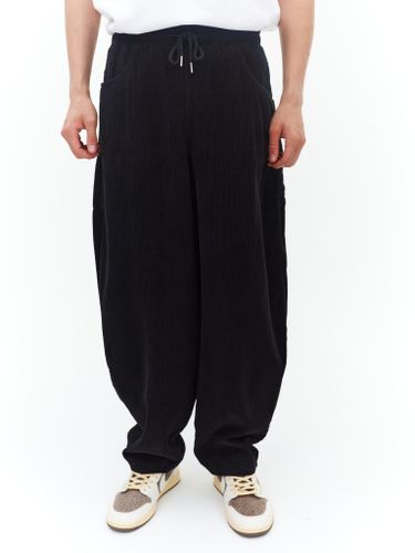 Мужские брюки из черного вельвета VENTIQUE