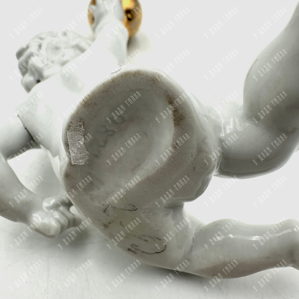 Скульптура Путти с золотым мячом.  Фарфор, золочение. Германия. 1910-1920-е гг.Размер 11 см.