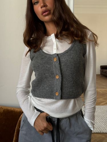 Серый жилет на пуговицах Outfit