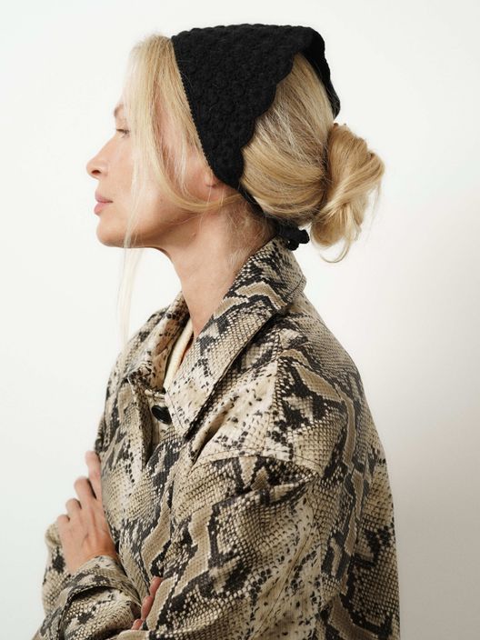 Косынка пуховая Строгие тени, черная / Paki Paki