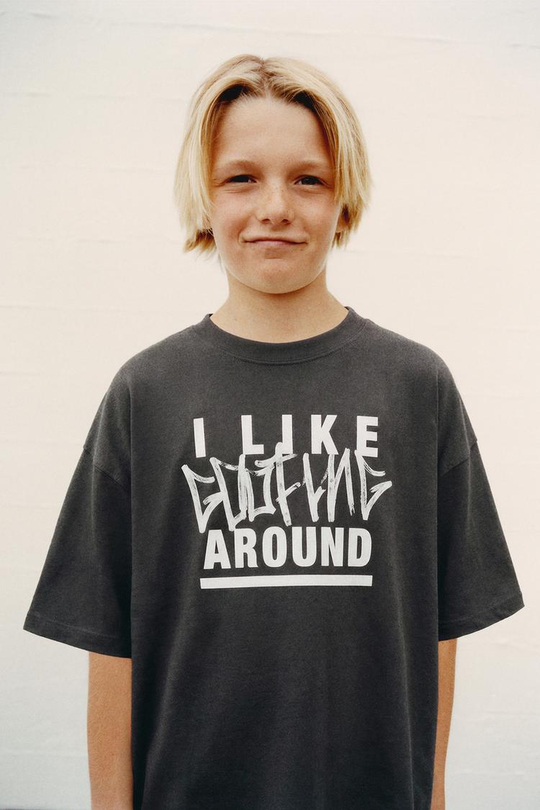 ZARA ФУТБОЛКА С ПРИНТОМ ГРАФФИТИ, ТЕМНЫЙ АНТРАЦИТ